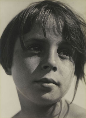 Aenne BiermannBetrachtung, Tochter Helga ca. 1930 58 &times; 42 cm Bildma&szlig; | 59,4 &times; 42 cm Blattma&szlig;Stiftung Ann und J&uuml;rgen Wilde