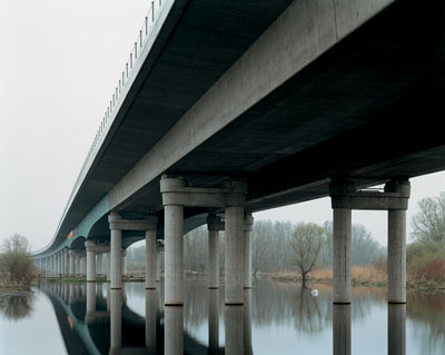 Hans-Christian Schink, A 20, Peenebr&uuml;cke Jarmen, 2002, Serie &ldquo;Verkehrsprojekte Deutsche Einheit&rdquo;&copy; Hans-Christian Schink, courtesy Galerie Rothamel Erfurt/Frankfurt a.M. und Galerie Kicken Berlin