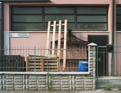 William Guerrieri: Ingresso, Via Bruni, aus 'Il Villaggio_The Village', 2009 © William Guerrieri