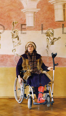 Tina Bara, Alba D&acute;Urbanoaus "Seated model" 2006, Lambda-Print auf Fotopapier, 150 x 100 cm, Teil einer 5 teiligen Fotoinstallation