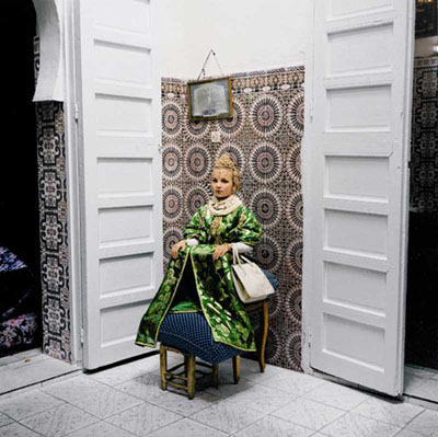 Fille aux tabourets, Casablanca, 2000 © Yto Barrada, Courtesy Galerie Polaris, Paris