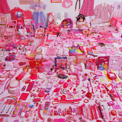 YOON, JeongMee
Seo Woo and Her Pink Things, 2006
from The Pink & Blue Project (2005–8).
Chromogenic photograph
Museum purchase with funds provided by Photo Forum 2007, The Museum of Fine Arts, Houston.