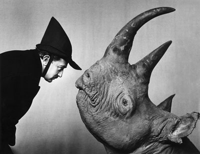Philippe Halsman, Dal&iacute; mit Rhinozeros, 1956/1981Silbergelatineabzug, Sammlung Gaby und Wilhelm Sch&uuml;rmann, Herzogenrath&copy; Nachlass Philippe Halsman