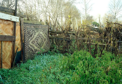 Gartenzaun mit Teppich,Gelsenkirchen 2003&copy; Simone Nieweg 