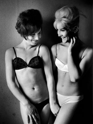 Suzannah and Sylvia, Hotel Pierrots, 1962.© Christer Strömholm /Strömholm Estate/VU'