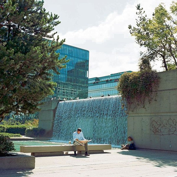 Vancouver, Robson Square, Wasserfall auf Straßenebene, 2005, C-Print, © Künstlerin