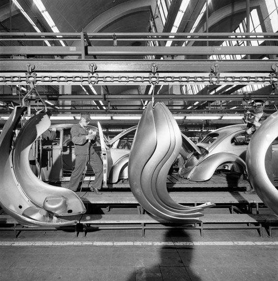 Heinrich Heidersberger "9100 / 62.1 Schweißer am Band, Volkswagen" Wolfsburg 1961 © Heinrich Heidersberger/Institut Heidersberger
