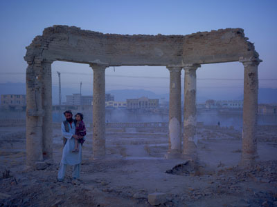 Jaw Aka Faizal Nahman and his daughter Nonom 2010 © Simon Norfolk. Courtesy Mc Bride Fine Art