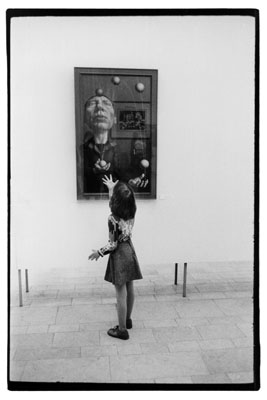 &copy; Evelyn RichterRudolf Hausner, Altes Museum Berlin, 1979Aus der Serie: AusstellungsbesucherCourtesy ART FOYER DZ BANK