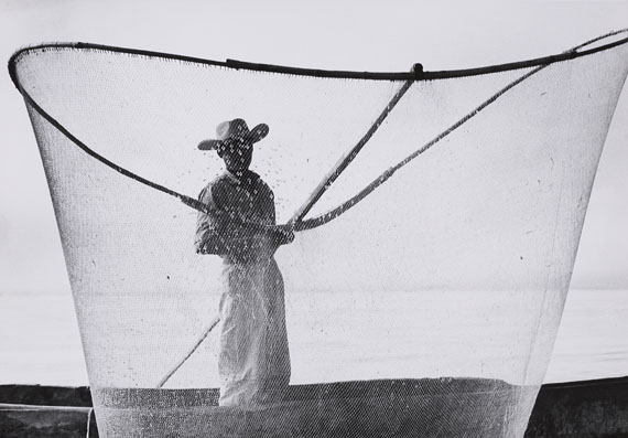 Herbert List, Fischer am Pazcuáro-See, Mexiko, 1958. Vintage, Gelatinesilberabzug. 20,5 x 29,4 cmSchätzpreis 3.000 – 4.000 €