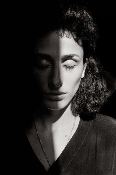 Lot 4)Letizia Battaglia (Palermo/Sizilien *1935), ROSARIA SCHIFANI, PALERMO. 1992.Gelatine Silver Print. 45,6 x 31,7 cm. 1.600 - 2.000 EUR