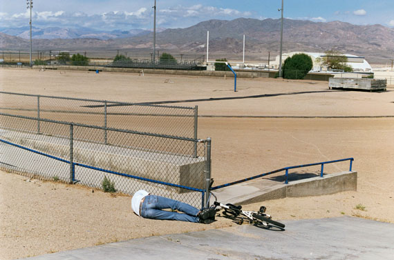 Tobias Zielony (*1973)Dirt Field, 2008(aus der Serie Trona &ndash; Armpit of America)Sammlung Halke / Courtesy KOW Berlin, &copy; Tobias Zielony