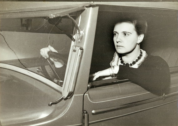 Frau am Steuer. Gelatin silver print. 1928-1934. 155 x 225 mm