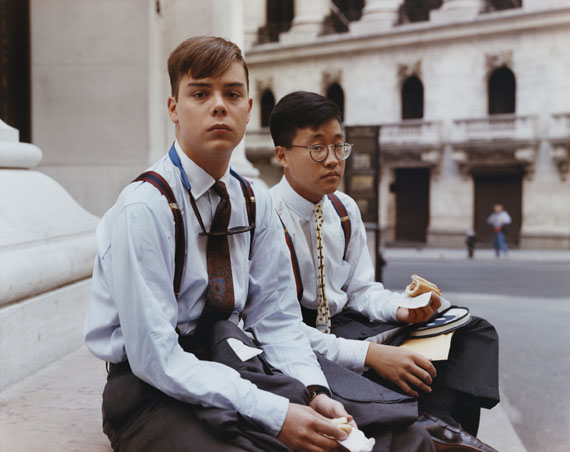 Joel SternfeldSummer Interns Having Lunch, Wall Street, New York, August 1987aus der Serie: Stranger PassingC-print&copy; Courtesy of the artist and Luhring Augustine, New York, 2012