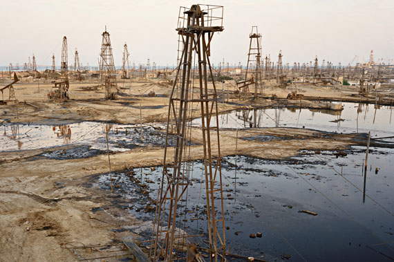 09 Oxford Tire Pile #4 Westley, California, USA . 1999
© Edward Burtynsky . Courtesy Nicholas Metivier, Toronto . Stefan Röpke, Köln