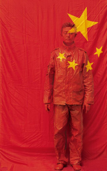 LIU Bolin: In Front of the Party´s Flag (Hide in the city) 2006